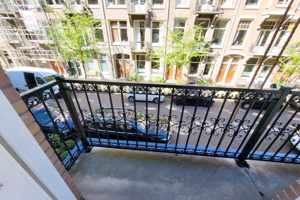 sierhekwerk op balkon in Amsterdam