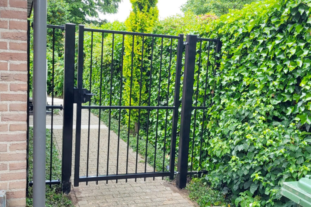 Doorgang naast woning afsluiten met hek