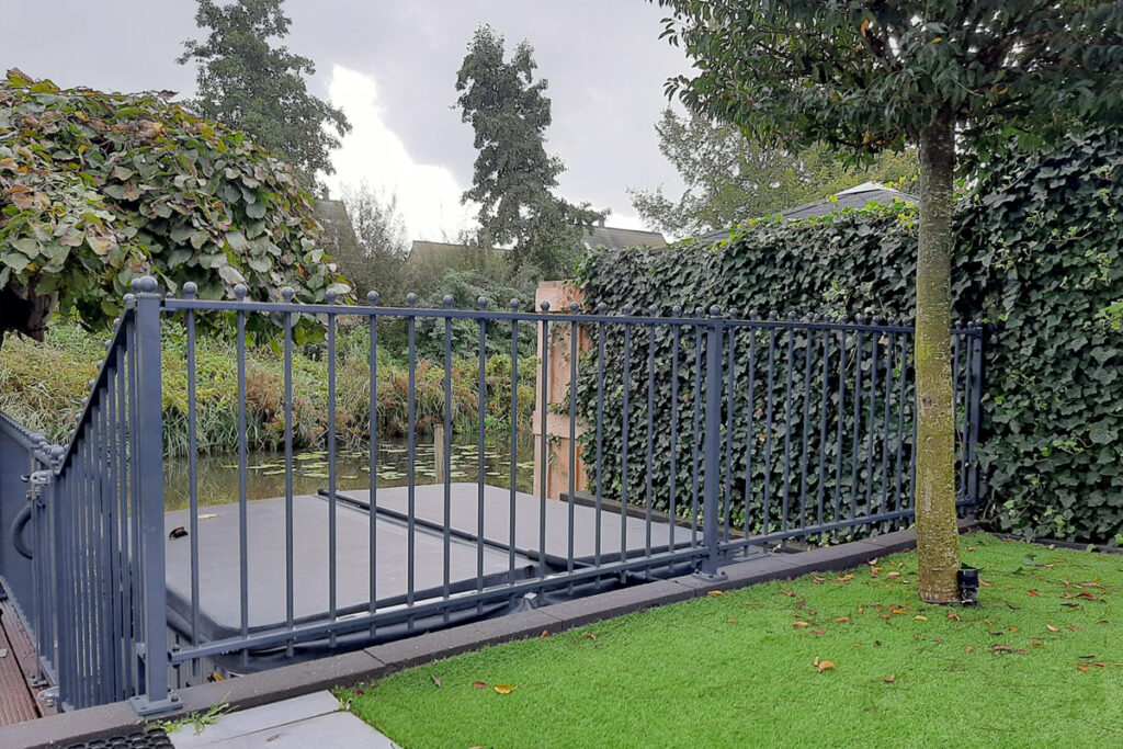 Sierhekwerk op terras met hoogte verschil