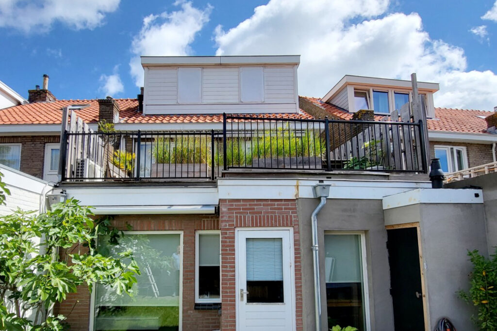 Sierhekwerk rond een dakterras plaatsen
