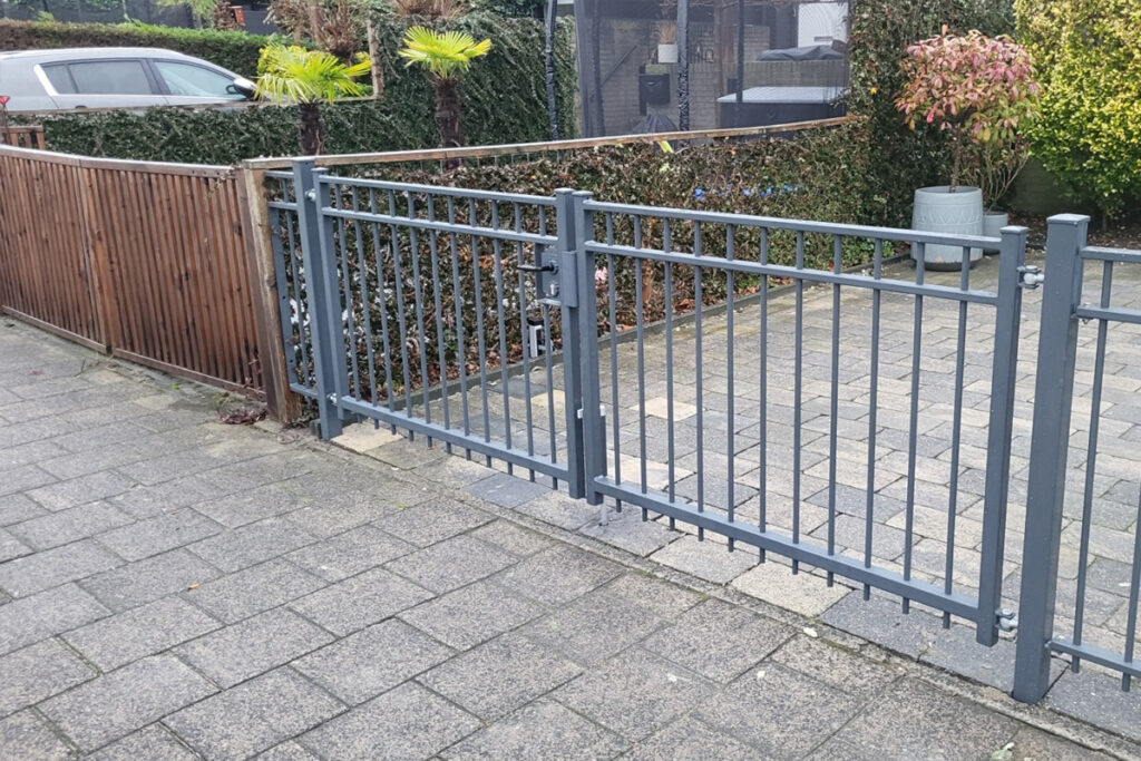 stalen sierhekwerk met dubbele poort