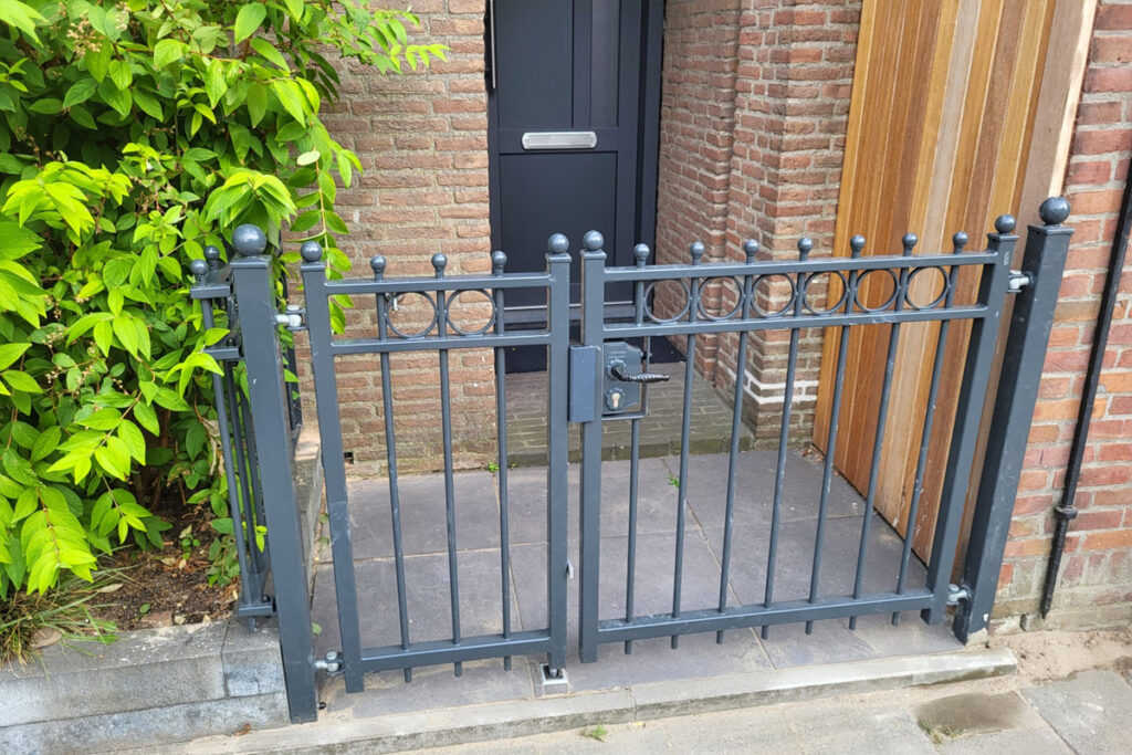 Stalen sierhekwerk met poort