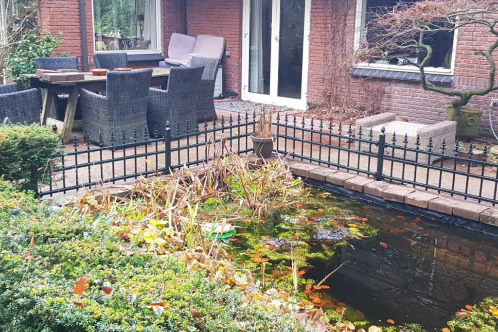 Stalen sierhekwerk om vijver