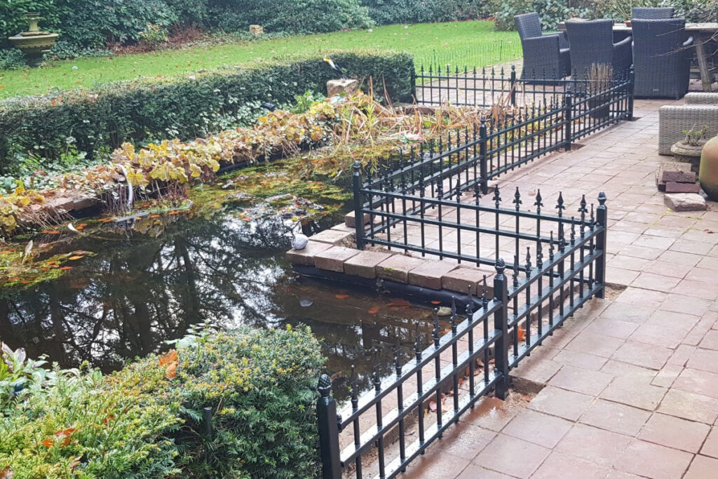 Stalen sierhekwerk om vijver