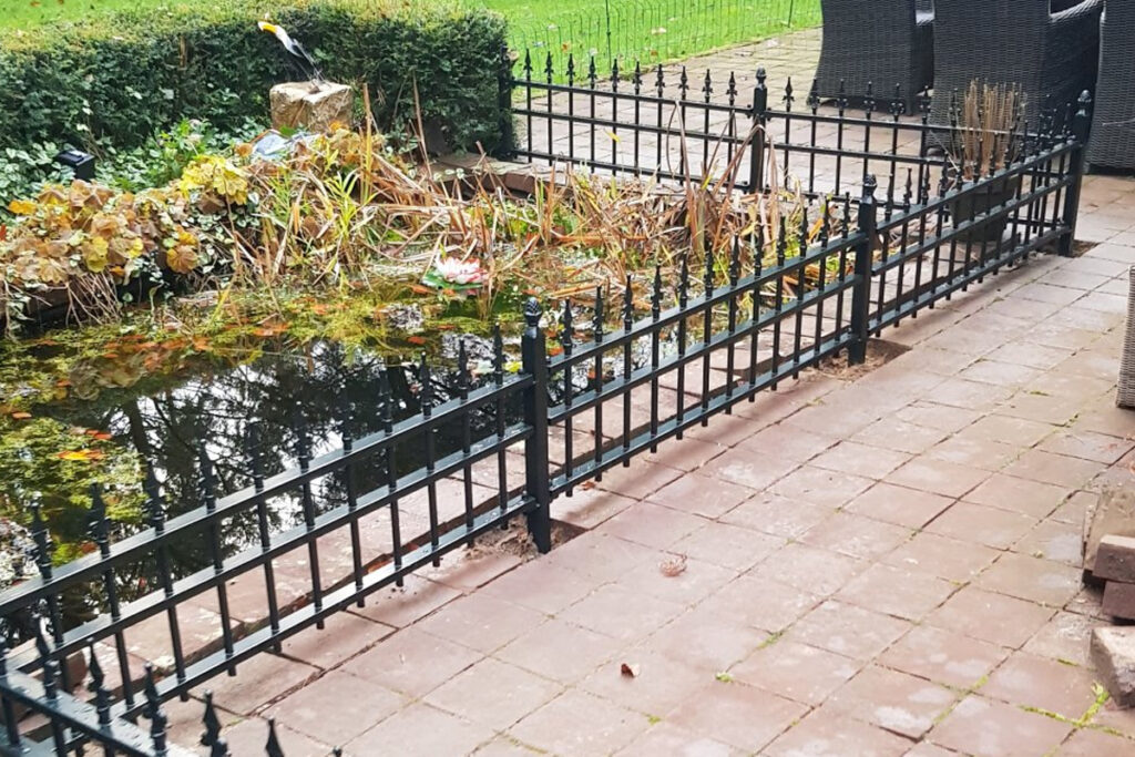 Stalen sierhekwerk om vijver