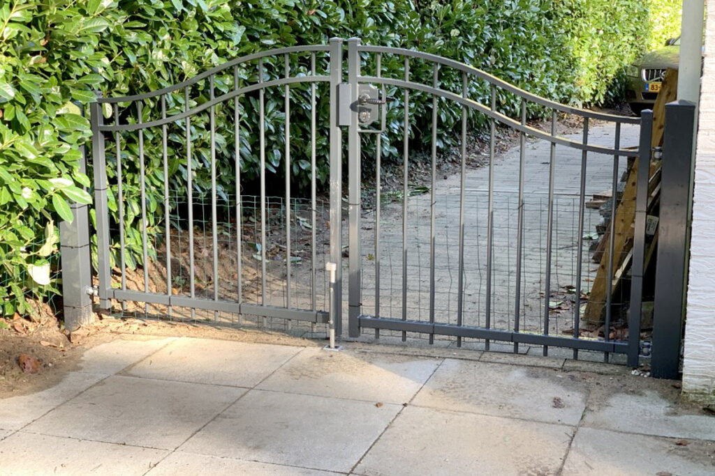 hekwerk met poort voor oprit