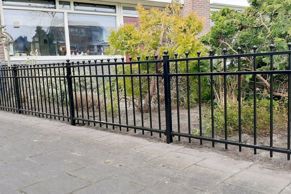 hout of metalen hek langs je oprit