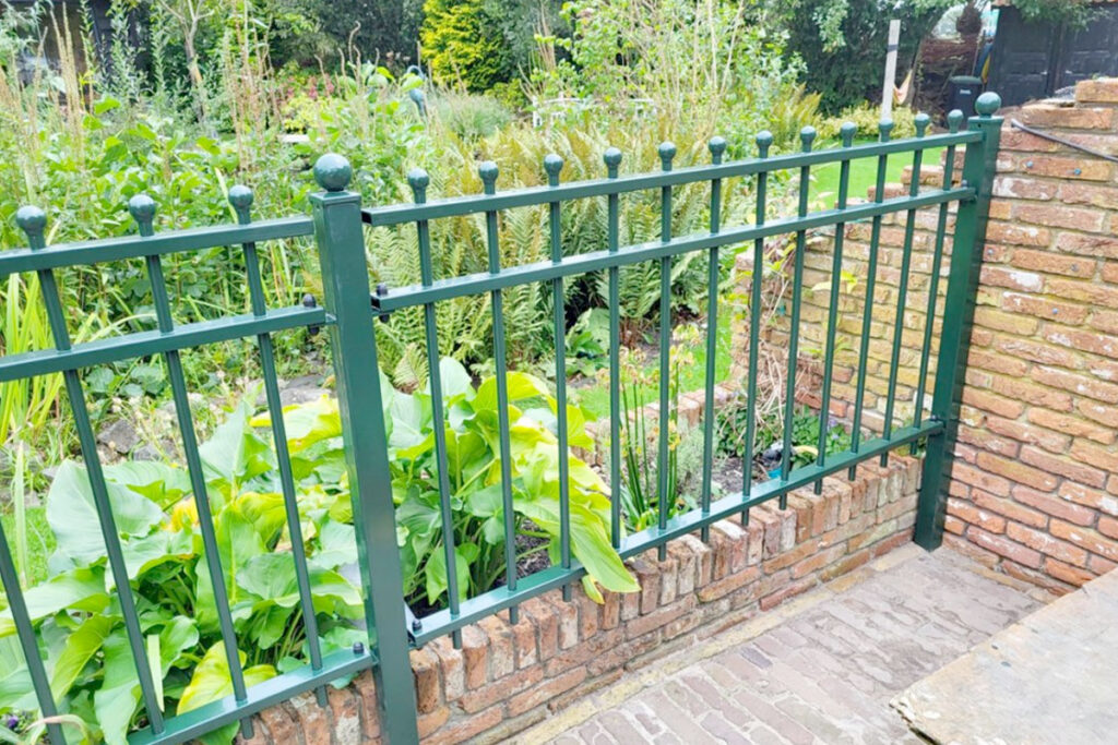 houten of metalen hekwerken, wat gaat langer mee