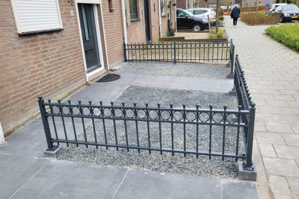 Hekwerk om een voortuin plaatsen