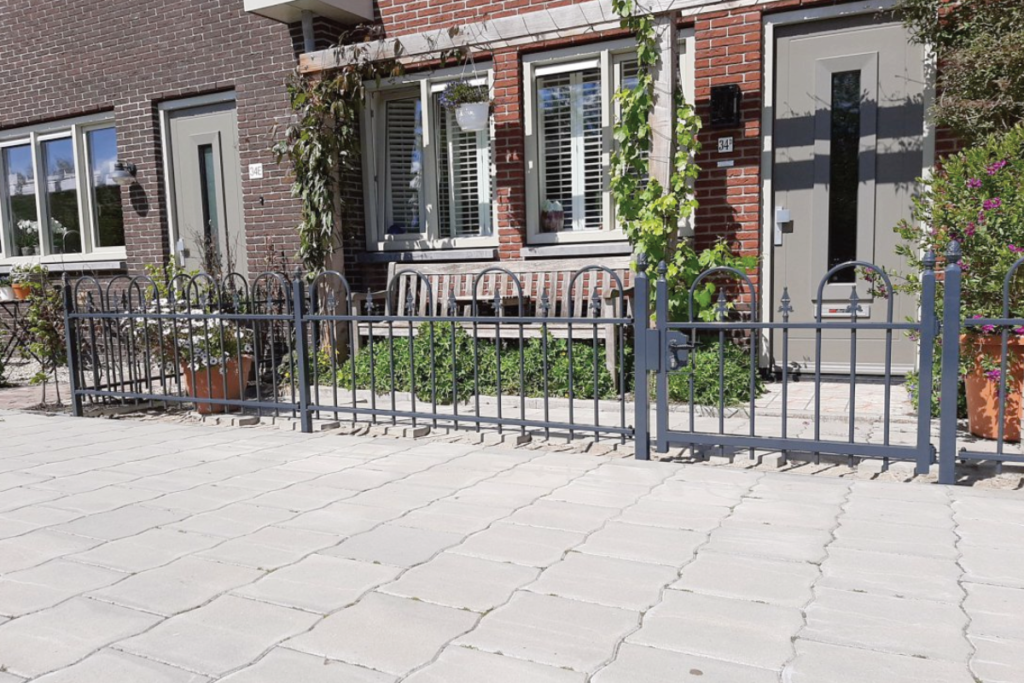 Hekwerk om een voortuin plaatsen