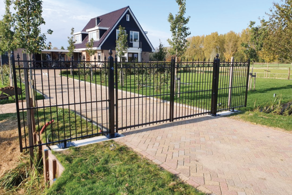 Poorten van staal laten plaatsen