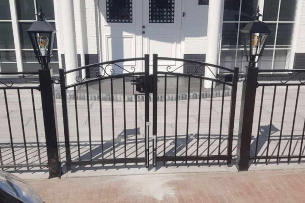 Stalen poort plaatsen diy