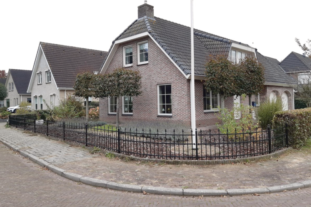 Stalen sierhekwerk grachtengroen