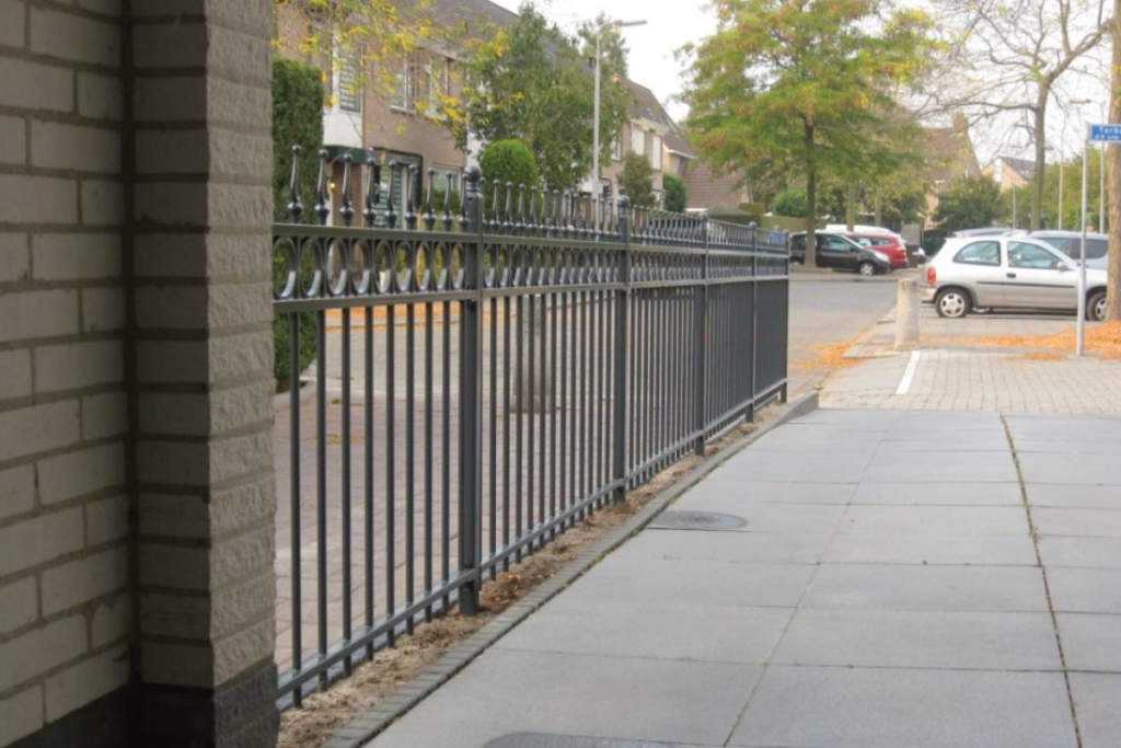 Stalen tuinhekwerk laten monteren