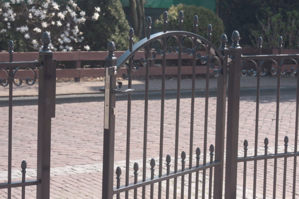 Zelf een stalen sierhekwerk plaatsen