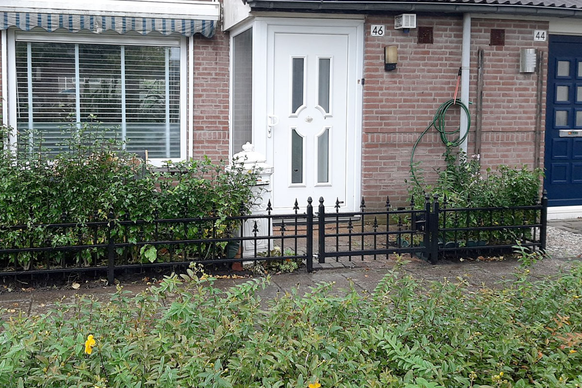 Sierhekwerk om voortuin in Almere