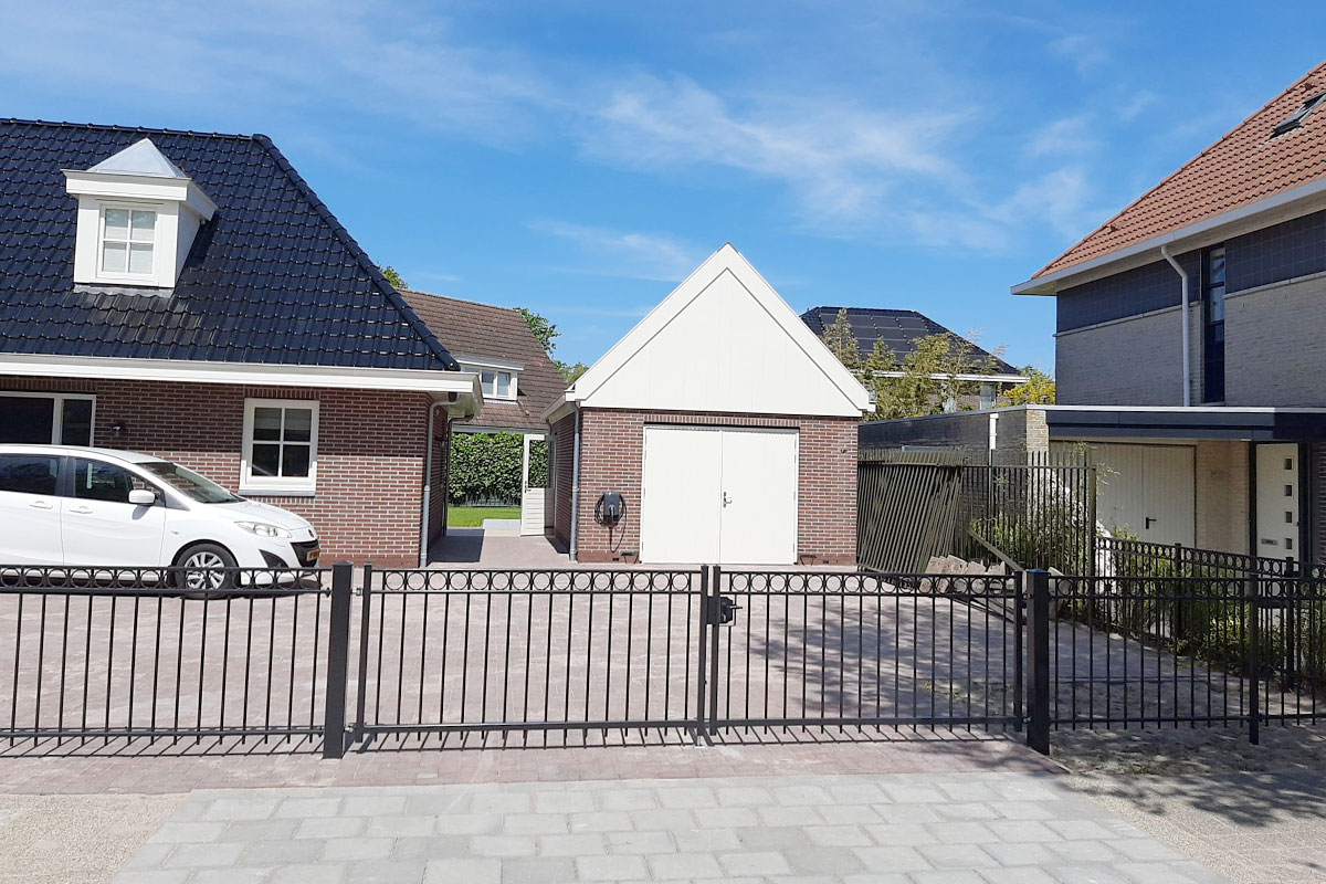 sierhekwerk en poorten in Limmen