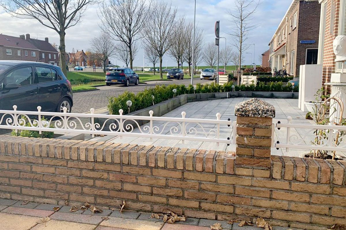 sierhekwerk op muurtje