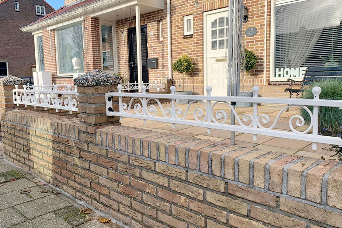 sierhekwerk op muurtje