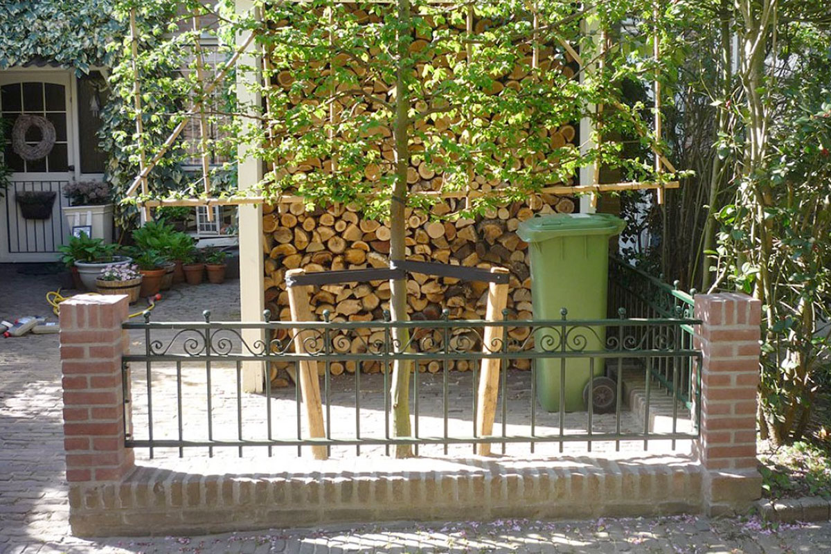 sierhekwerk op muurtje