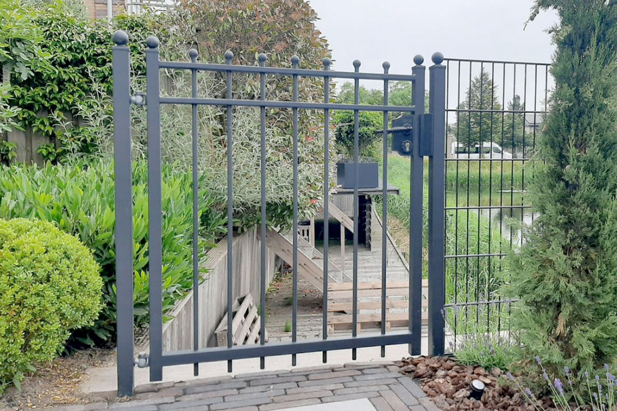 Hekwerk met looppoort