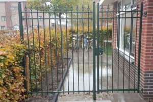 Hekwerk met looppoort