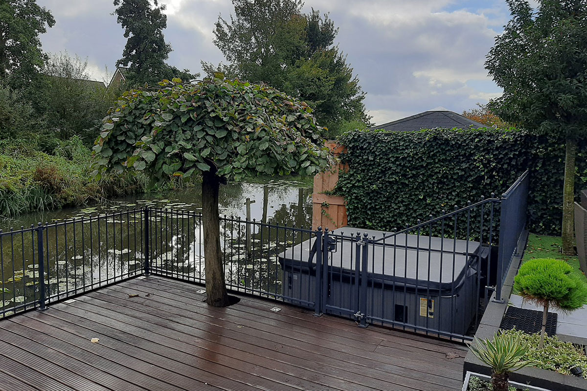 Sierhekwerk om terras in Kortenhoef