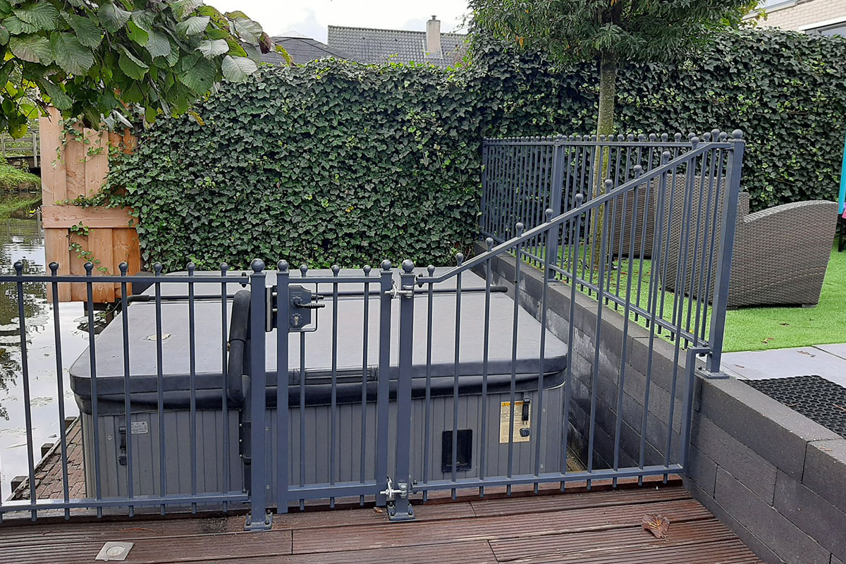 Sierhekwerk om terras in Kortenhoef