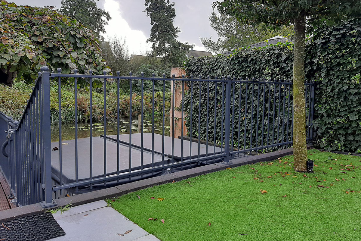 Sierhekwerk om terras in Kortenhoef