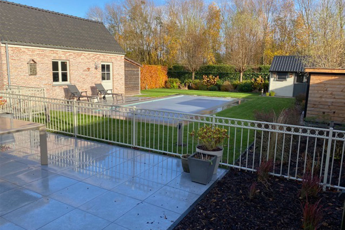 Hekwerk om zwembad in belgie 1 2
