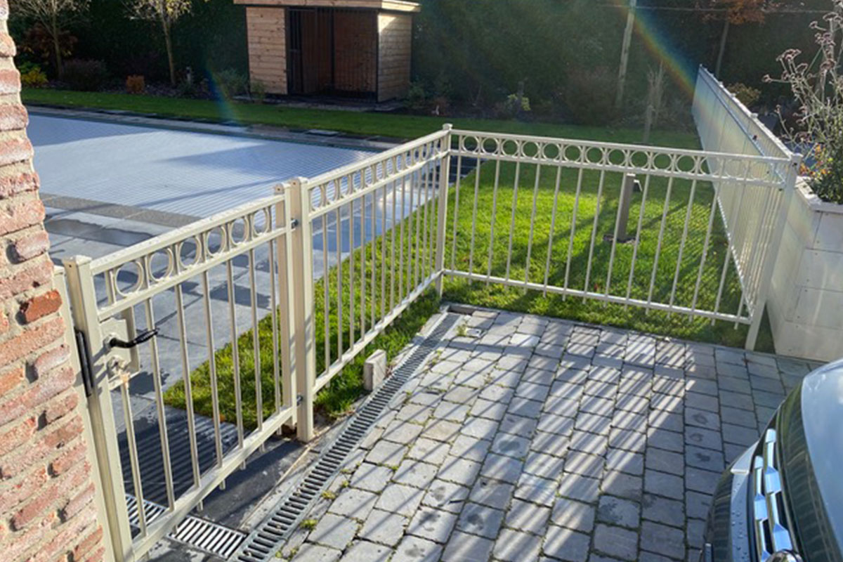 Hekwerk om zwembad in Belgie