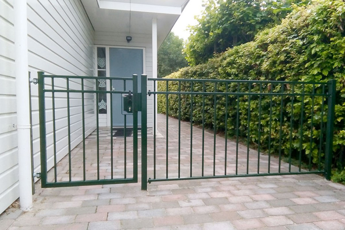 Poort naast huis