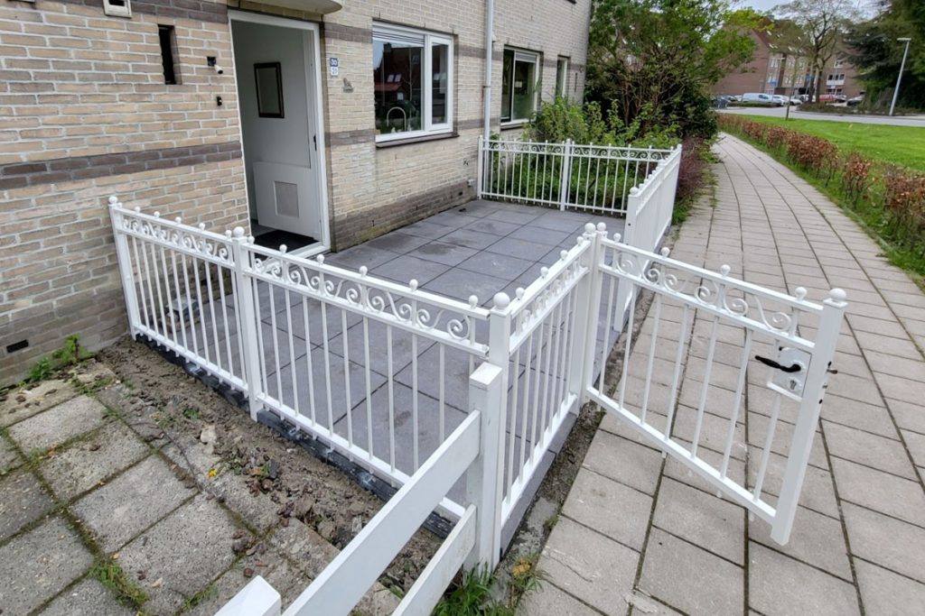Wit sierhekwerk om voortuin