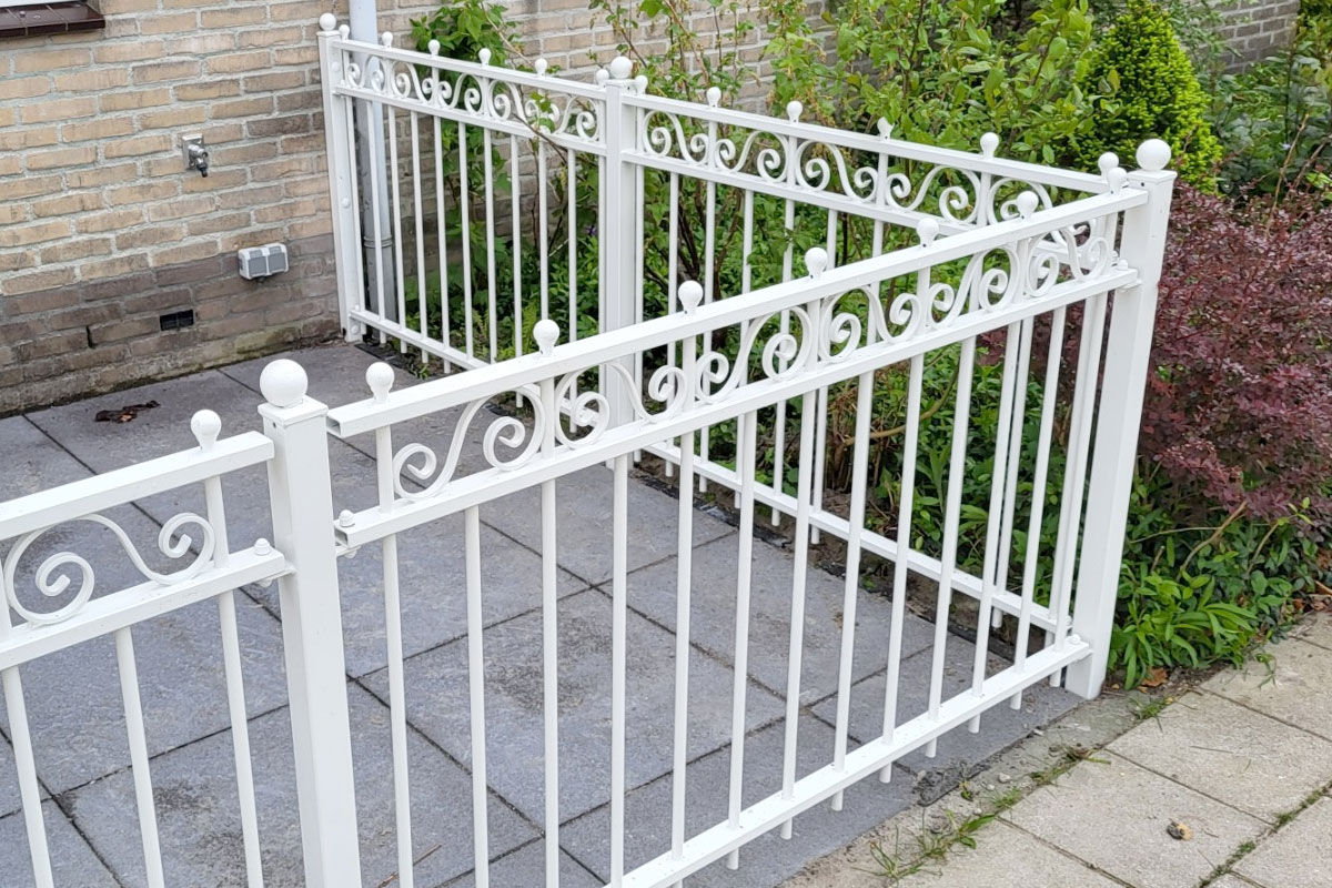 Wit sierhekwerk om voortuin