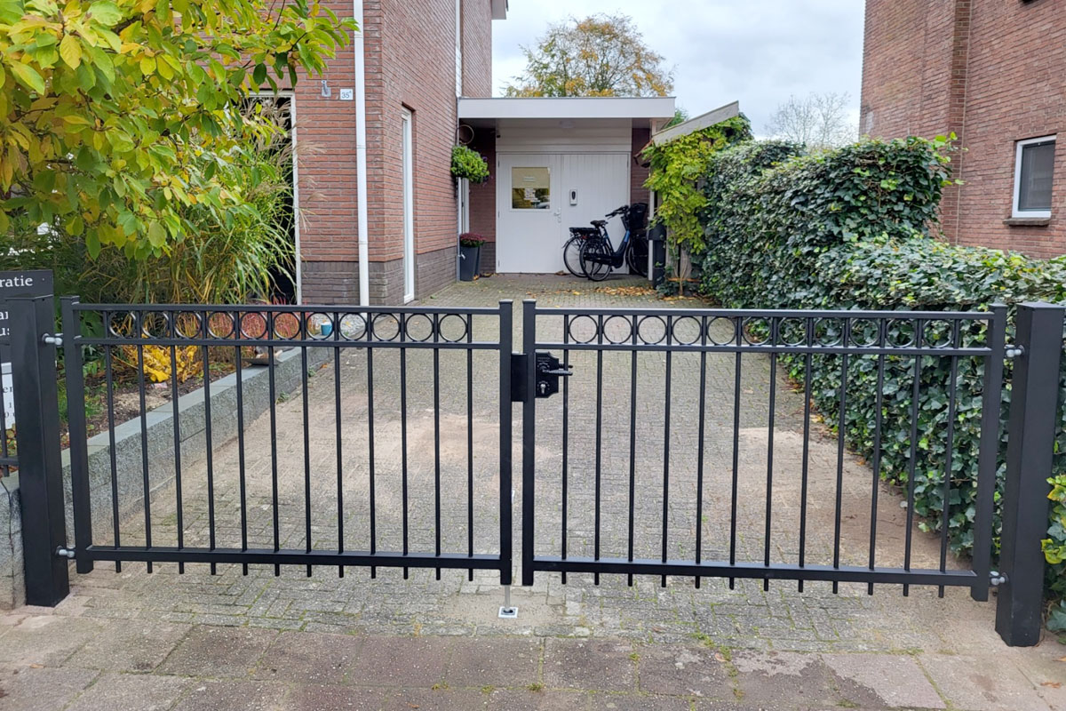 sierhekwerk met inrijpoort in Ermelo