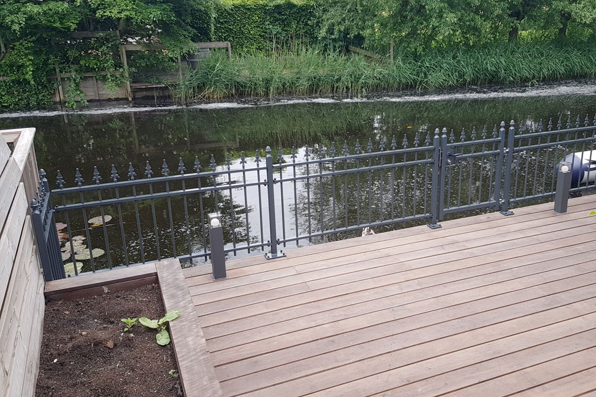Sierhekwerk op vlonder plaatsen