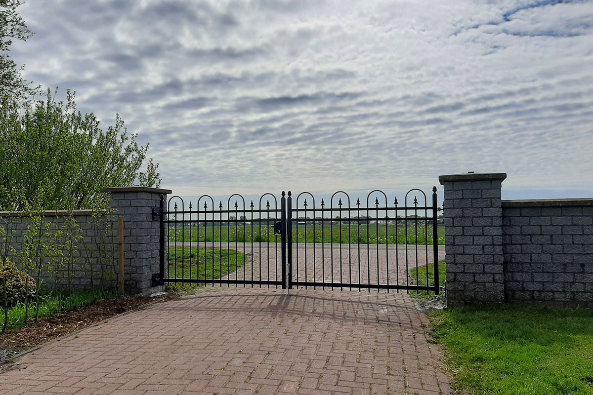 Dubbele draaipoorten in Rotsterhaule