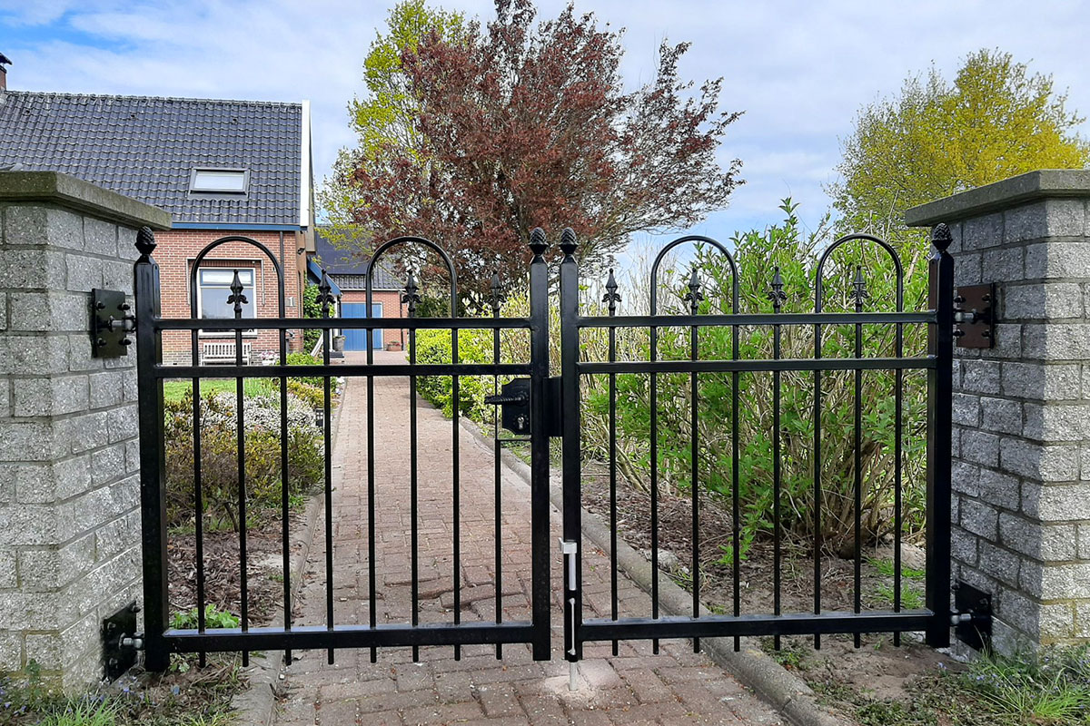 Dubbele draaipoorten in Rotsterhaule