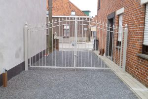 stalen inrijpoort met toog in Belgie