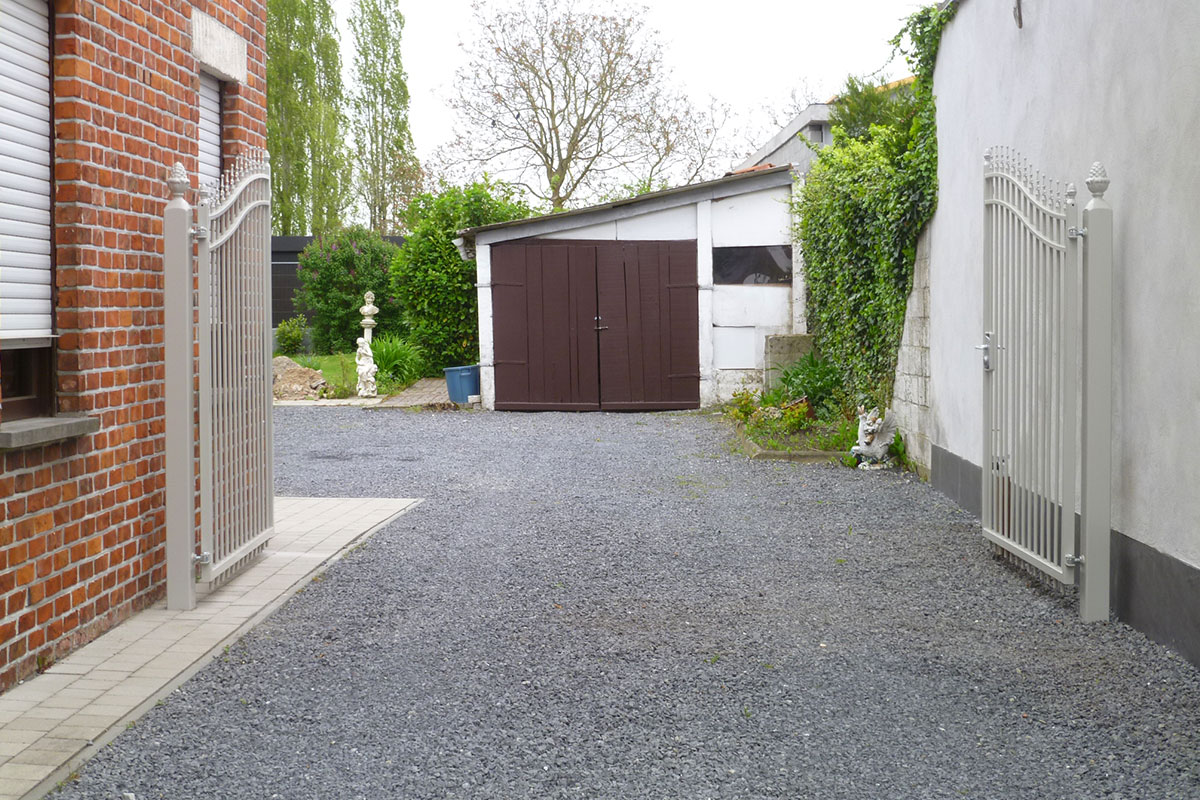 stalen inrijpoort met toog in Belgie