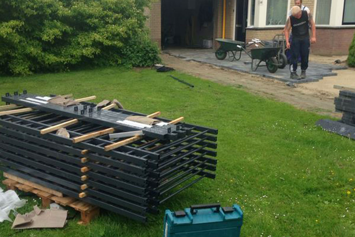 stalen sierhekwerk langs oprit