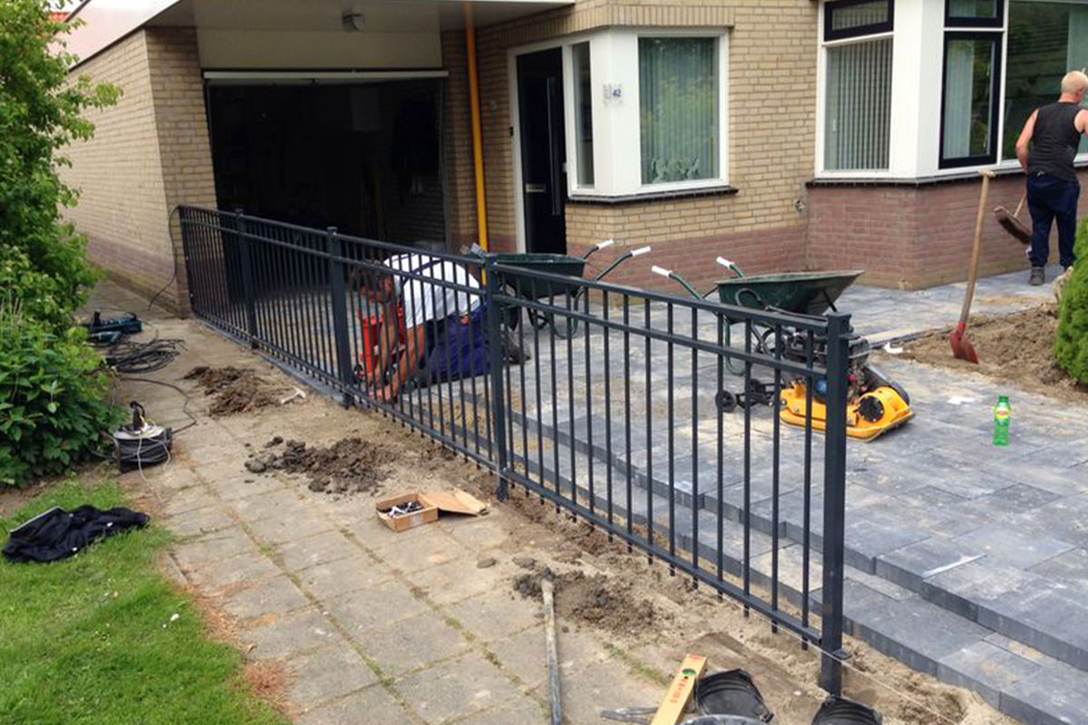 stalen sierhekwerk langs oprit