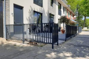 stalen striphekwerk als tuinhek