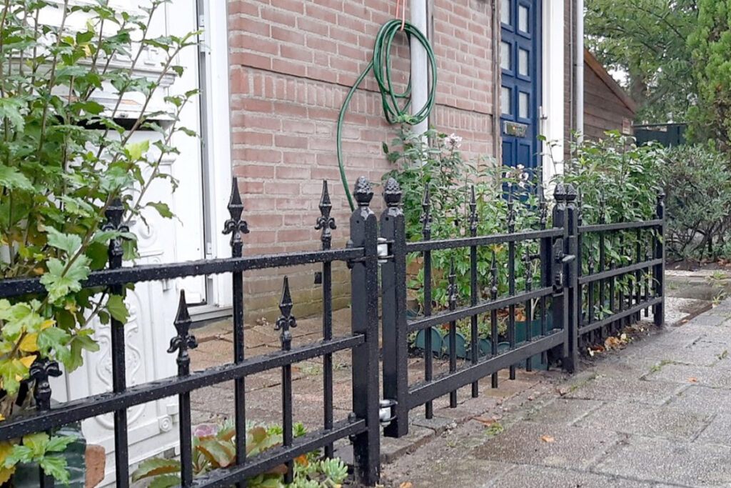 IJzeren hek voor de voortuin: stijlvol en praktisch