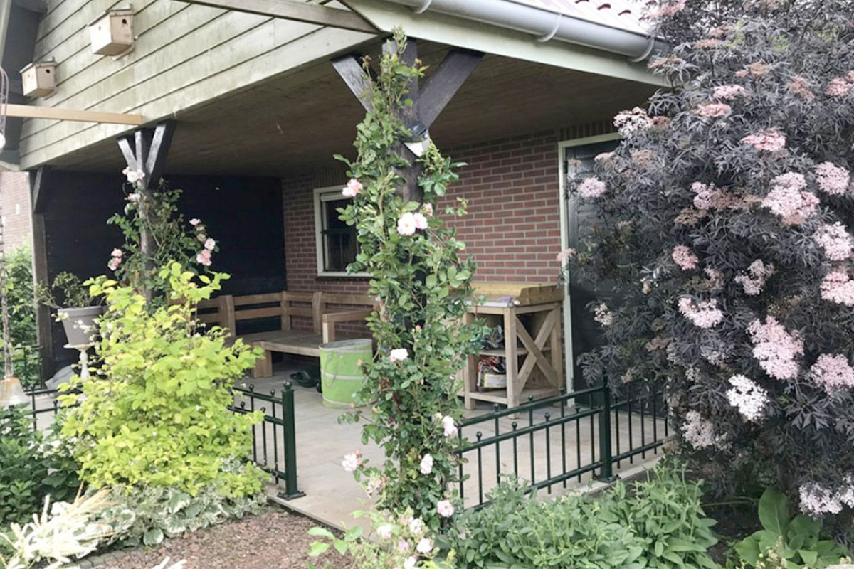 Sierhekwerk voor een bloementuin