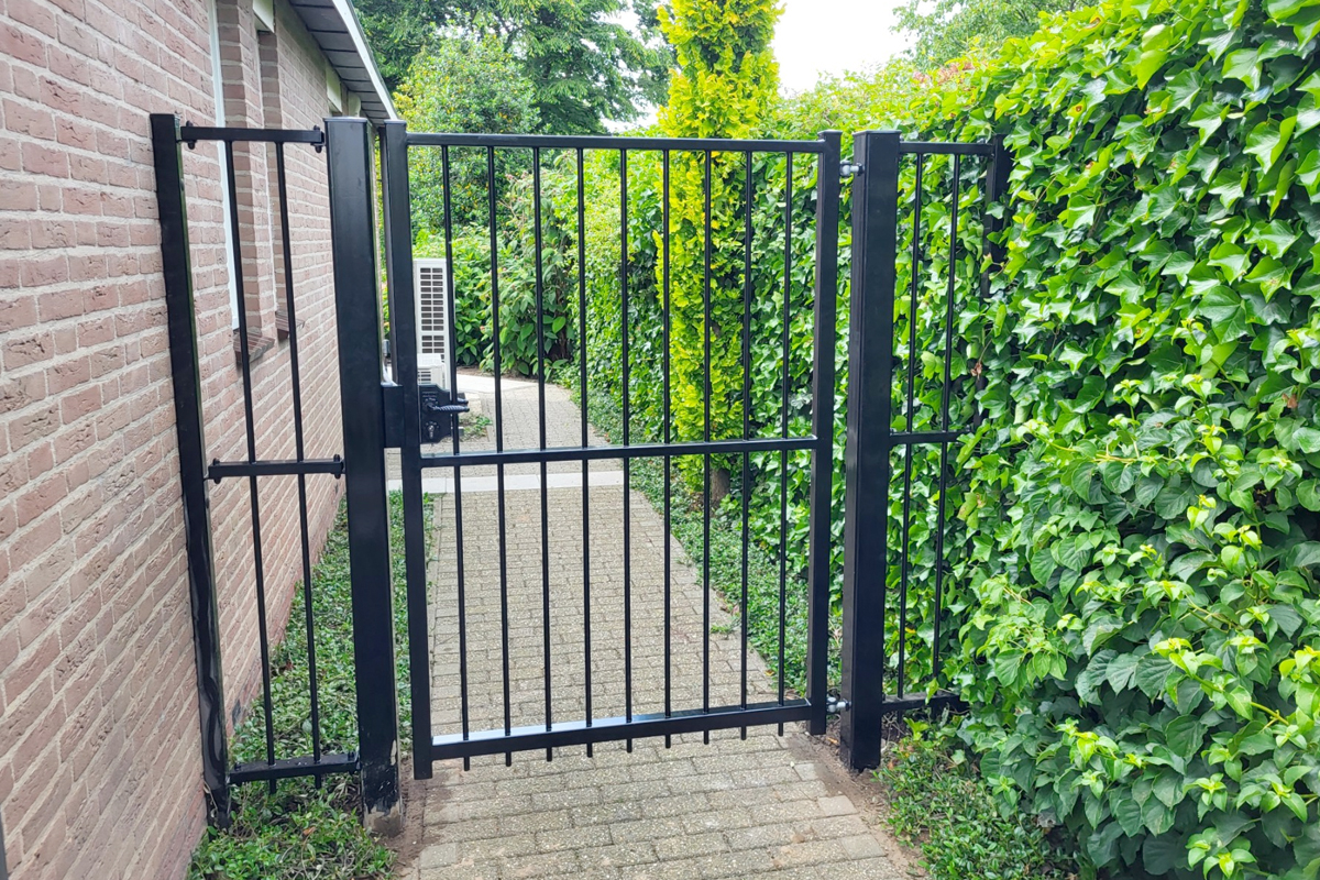 Doorgang naast woning afsluiten met hek