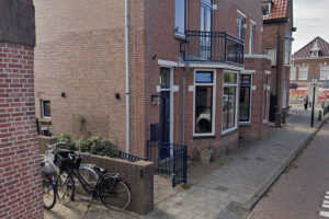 Looppoort en hekwerk op erker