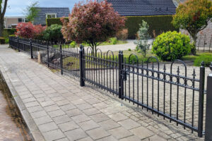 Sierhekwerk met poorten laten plaatsen