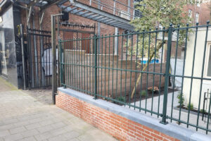 Sierhekwerk op een muur plaatsen