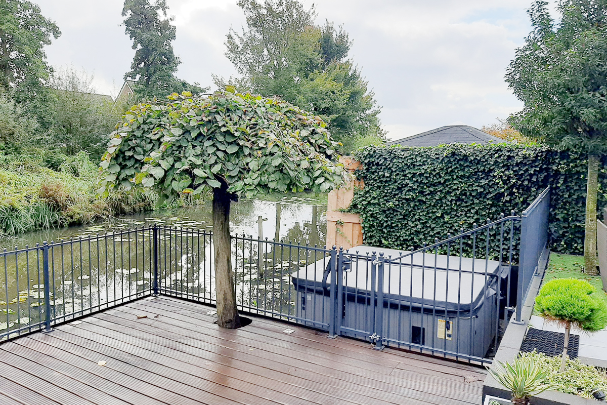 Sierhekwerk op terras met hoogte verschil